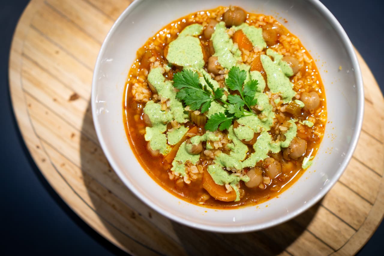 Würzige Kichererbsen-Bulgur-Suppe mit Fetacreme