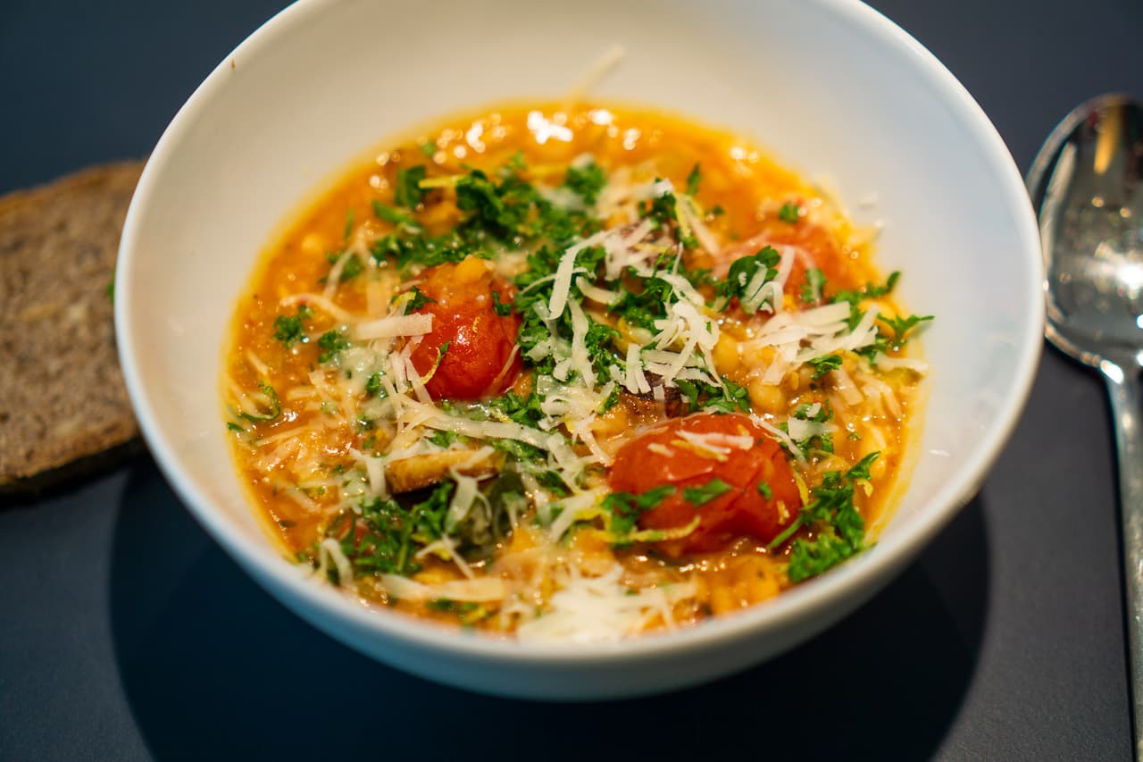 Bohnen-Zucchini-Eintopf mit gerösteten Knoblauchtomaten