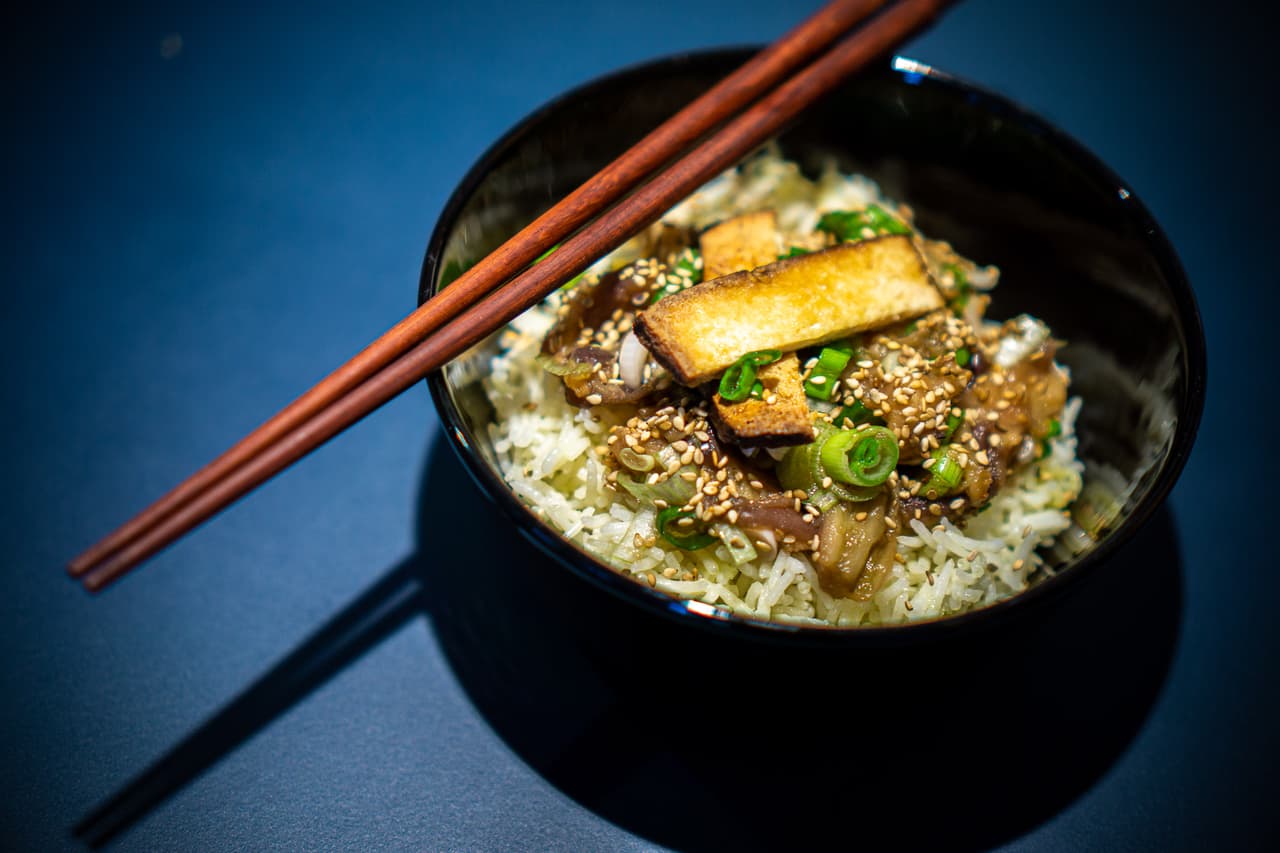 Würziger Tofu-Stirfry mit Reis