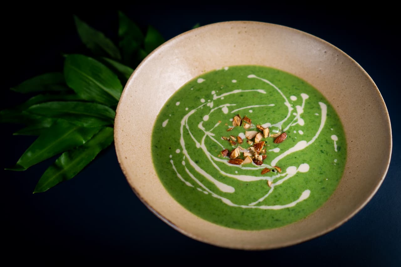 Erbsensuppe mit Bärlauch, Tahini und Rauchmandeln